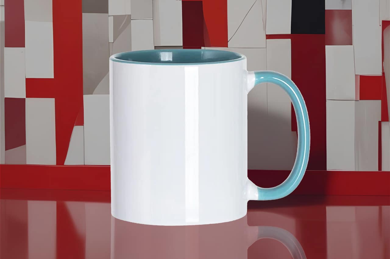 Bílý keramický hrnek s barevným vnitřkem a uchem připravený pro váš potisk